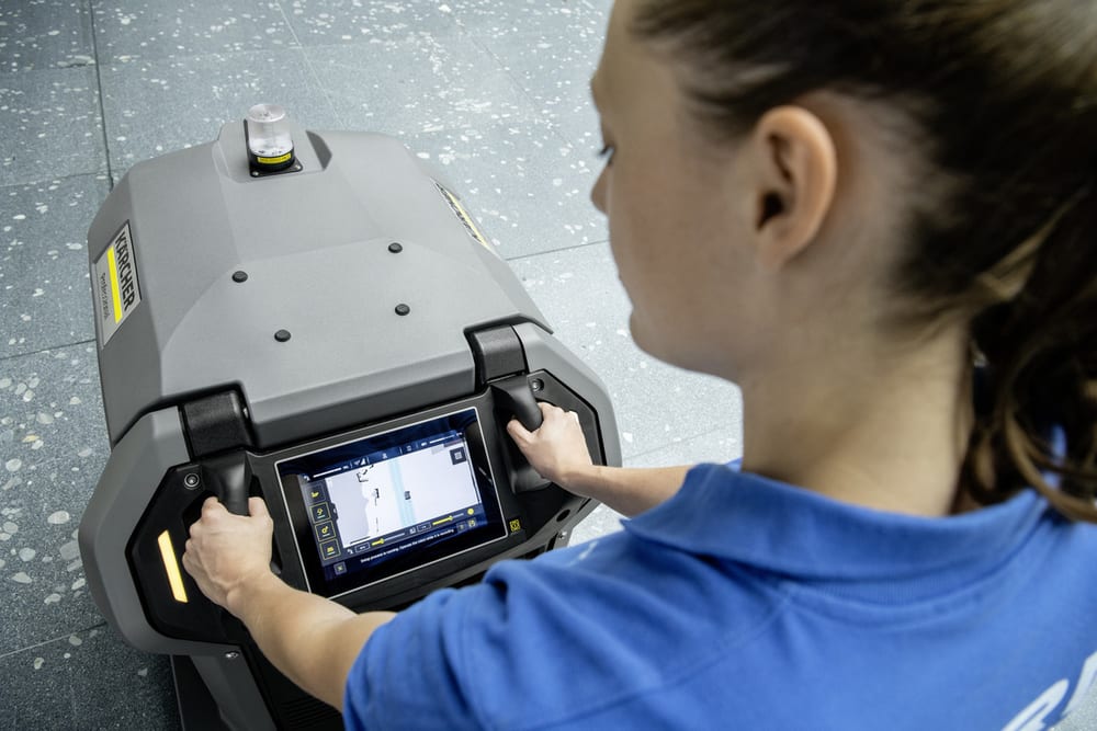 An operator setting up a Kärcher KIRA BR 50 on its touchscreen